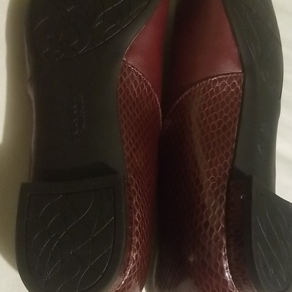 women dress flats burgundy color - Picture 2 of 3